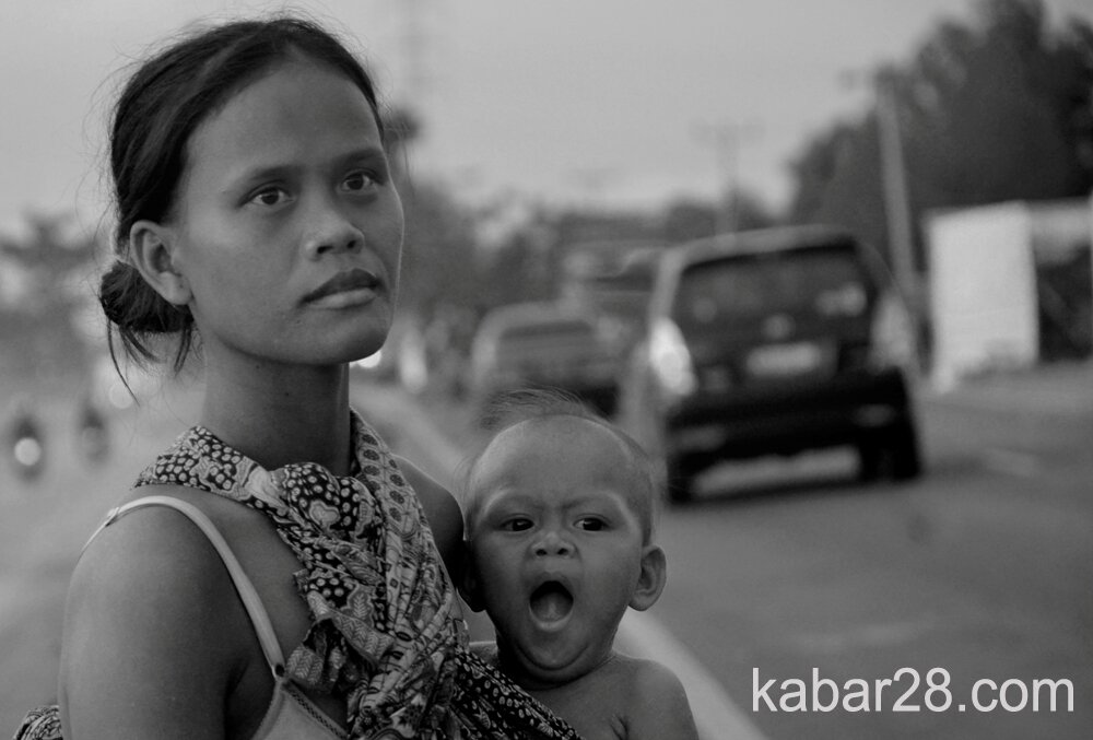 Suku Anak Dalam (SAD), Jambi saat berada di Jalintim, Palembang-Indralaya, beberapa waktu lalu. (foto : abdi)